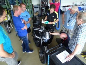 Suzuki-Motorrad-Technik-Kurs-2.-Tag-300x225